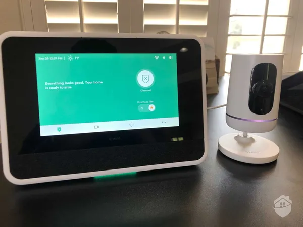 Vivint indoor camera and hub